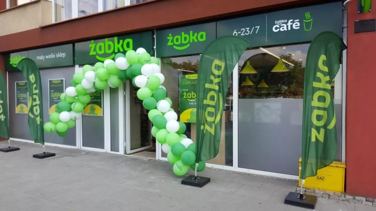 Na zdj. testowany przez siec Żabka nowy koncept sklepu (fot. wiadomoscihandlowe.pl)