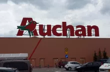Pracownicy Auchan nie chcą wypełniać oświadczeń, czy pobierają pieniądze z programu Rodzina 500+ (fot. wiadomoscihandlowe.pl)