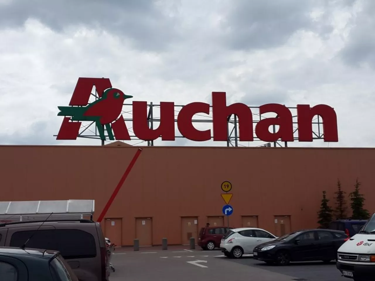 Pracownicy Auchan nie chcą wypełniać oświadczeń, czy pobierają pieniądze z programu Rodzina 500+ (fot. wiadomoscihandlowe.pl)