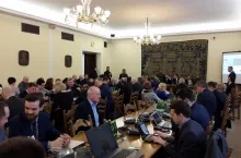 Na zdj. wtorkowe konsultacje zakazu handlu w niedziele, jakie odbyły się w Sejmie (fot. wiadomoscihandlowe.pl)