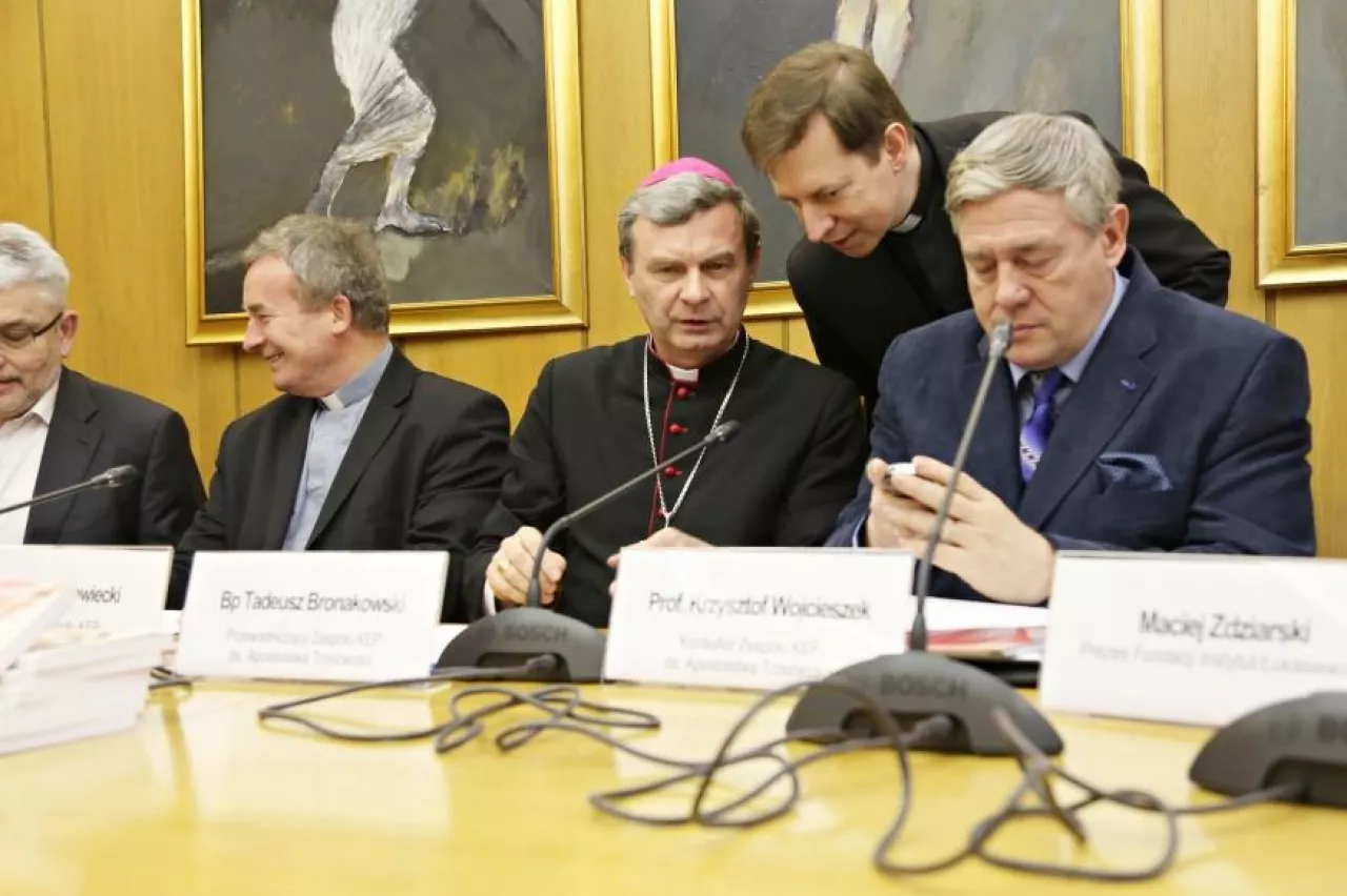 Zdaniem biskupów, Polacy stają się coraz bardziej wyznawcami proalkoholowej mentalności (fot. KEP)