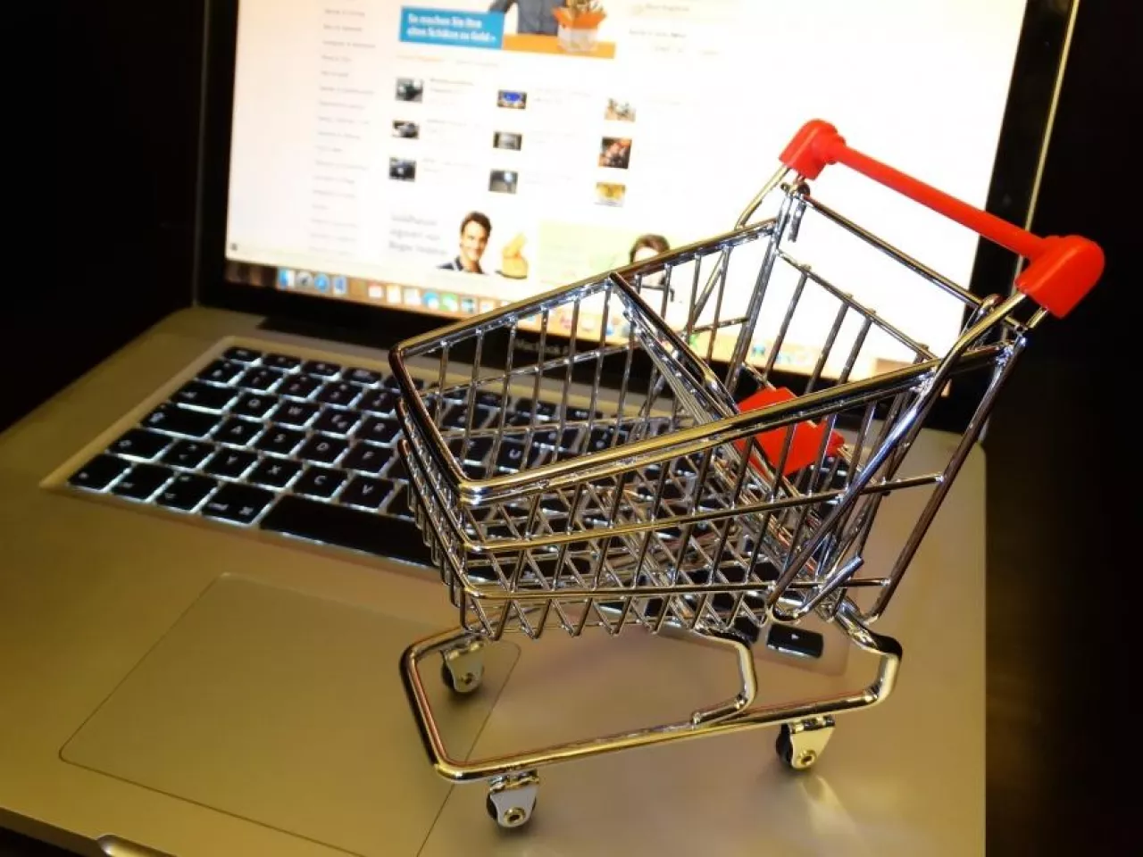Rośnie liczba klientów kupujących artykuły spożywcze przez internet, a coraz więcej sklepów oferuje szybką dostawę, która przy żywności jest kluczowa (fot. pixabay)