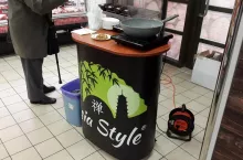 Klienci Biedronki mogą spróbować, jak smakuje wieprzowina gongbao (fot. materiały własne)