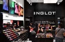 Firmowy salon Inglot w Emiratach Arabskich. Producent prowadzi placówki już w 80 krajach (Fot. materiały prasowe)