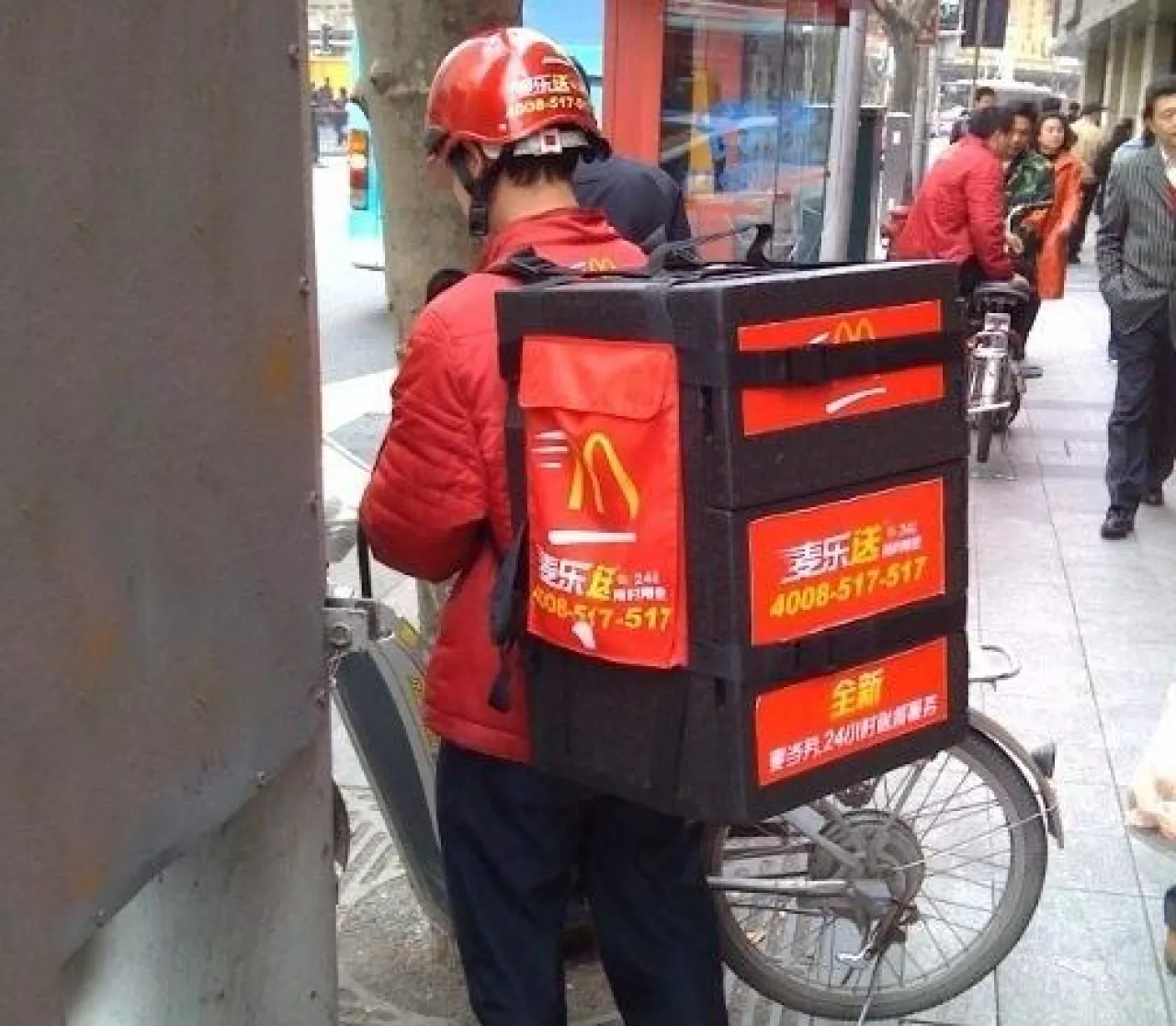 Kurier McDonald‘s w Szanghaju (By Christopher from Shanghai, China (McDelivery Your Way) [CC BY 2.0 (http://creativecommons.org/licenses/by/2.0)], via Wikimedi)