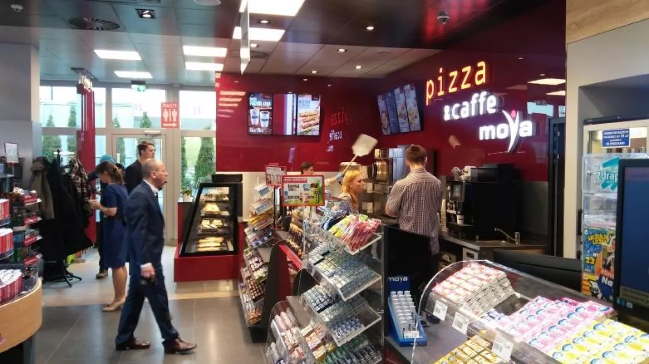 Moya - nowy koncept przystacyjnego sklepu convenience z wydzieloną częścią gastronomiczną - Pizza &amp; Cafe Moya - 2