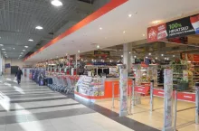 Wnętrze jednego z największych i najnowocześniejszych supermarketów Konzum Super w Splicie (Autor: Macic7 (Praca własna) [CC BY-SA 3.0 (http://creativecommons.org/licenses/by-sa/3.0) lub GFDL (http://www.gnu.org/copyleft)