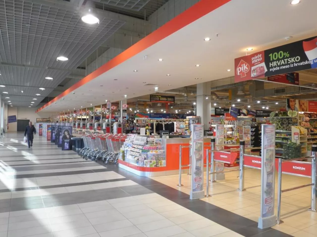 Wnętrze jednego z największych i najnowocześniejszych supermarketów Konzum Super w Splicie (Autor: Macic7 (Praca własna) [CC BY-SA 3.0 (http://creativecommons.org/licenses/by-sa/3.0) lub GFDL (http://www.gnu.org/copyleft)
