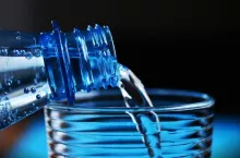 Na większości lotnisk można kupić najtańszą wodę w butelce 0,5 litra za ok. 1 euro (fot. pixabay)