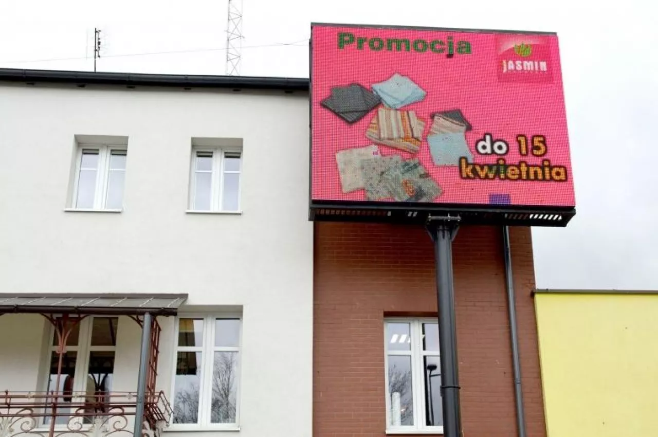 Do odwiedzenia drogerii zachęca duża reklama świetlna umieszczona na budynku. Pojawiają się na niej m.in. informacje dotyczące aktualnych promocji (fot. M.Pobocha)