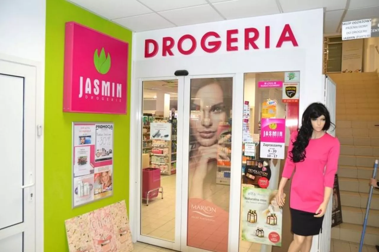Do odwiedzenia drogerii zachęca duża reklama świetlna umieszczona na budynku. Pojawiają się na niej m.in. informacje dotyczące aktualnych promocji (fot. M.Pobocha)