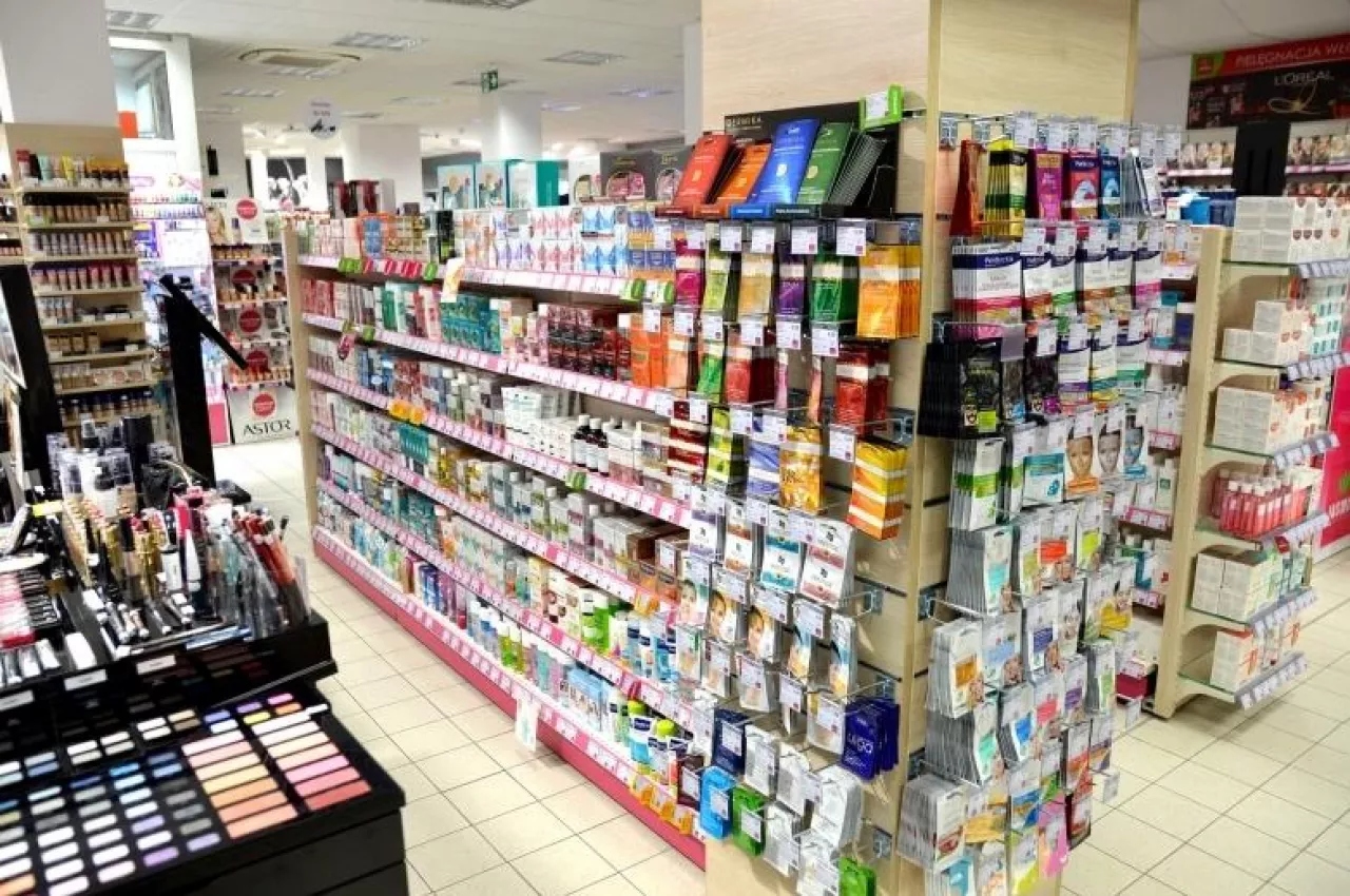 Do odwiedzenia drogerii zachęca duża reklama świetlna umieszczona na budynku. Pojawiają się na niej m.in. informacje dotyczące aktualnych promocji (fot. M.Pobocha)