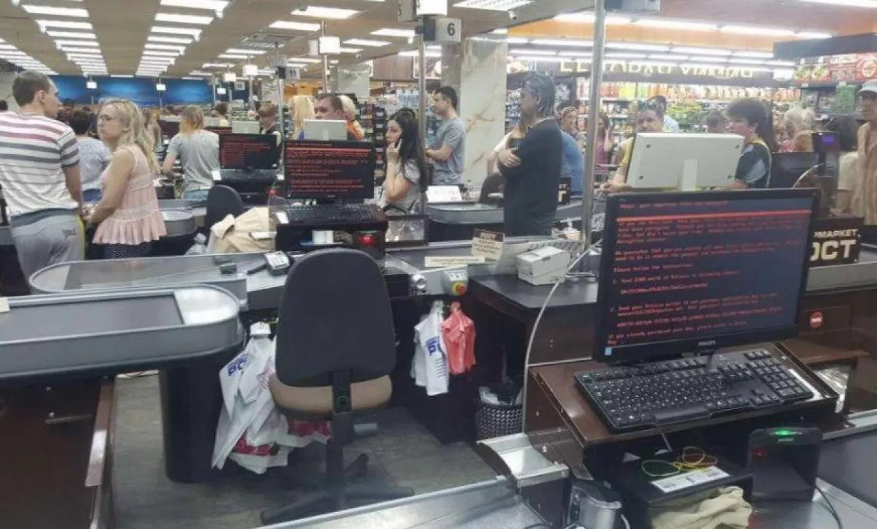 Na zdj. zainfekowane komputery w sklepie Rost w Charkowie (fot. Michaił Golub, za:Twitter)