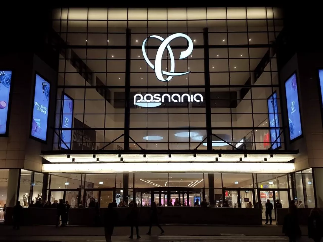 Na zdj. centrum handlowe Posnania w noc otwarcia (fot. wiadomoscihandlowe.pl)