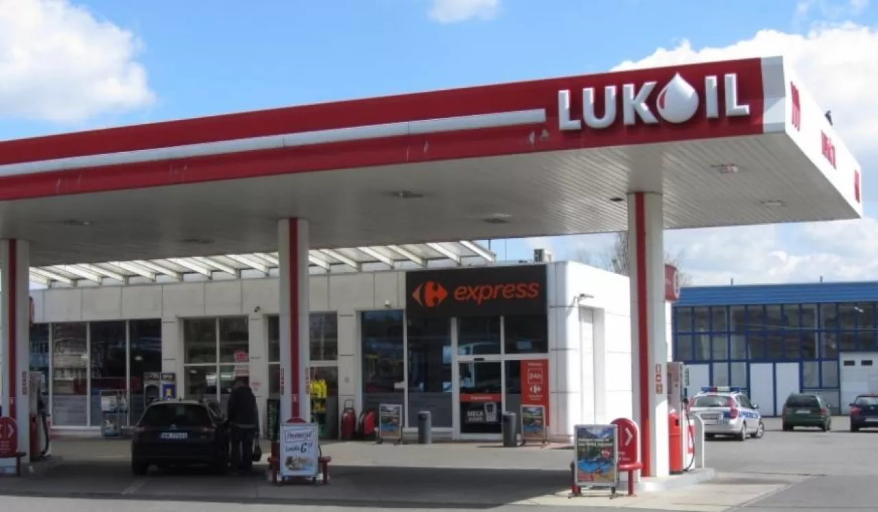 Stacja paliw Lukoil i sklep Carrefour Express w Łodzi przy ul. Aleksandrowskiej, źródło: Archiwum Wiadomości Handlowych (fot. Konrad Kaszuba)