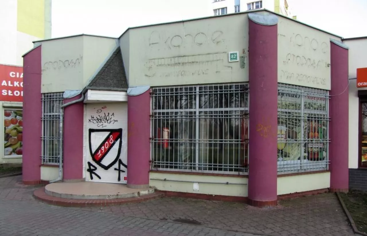 Zamknięty sklepik osiedlowy w Łodzi (fot. Konrad Kaszuba)