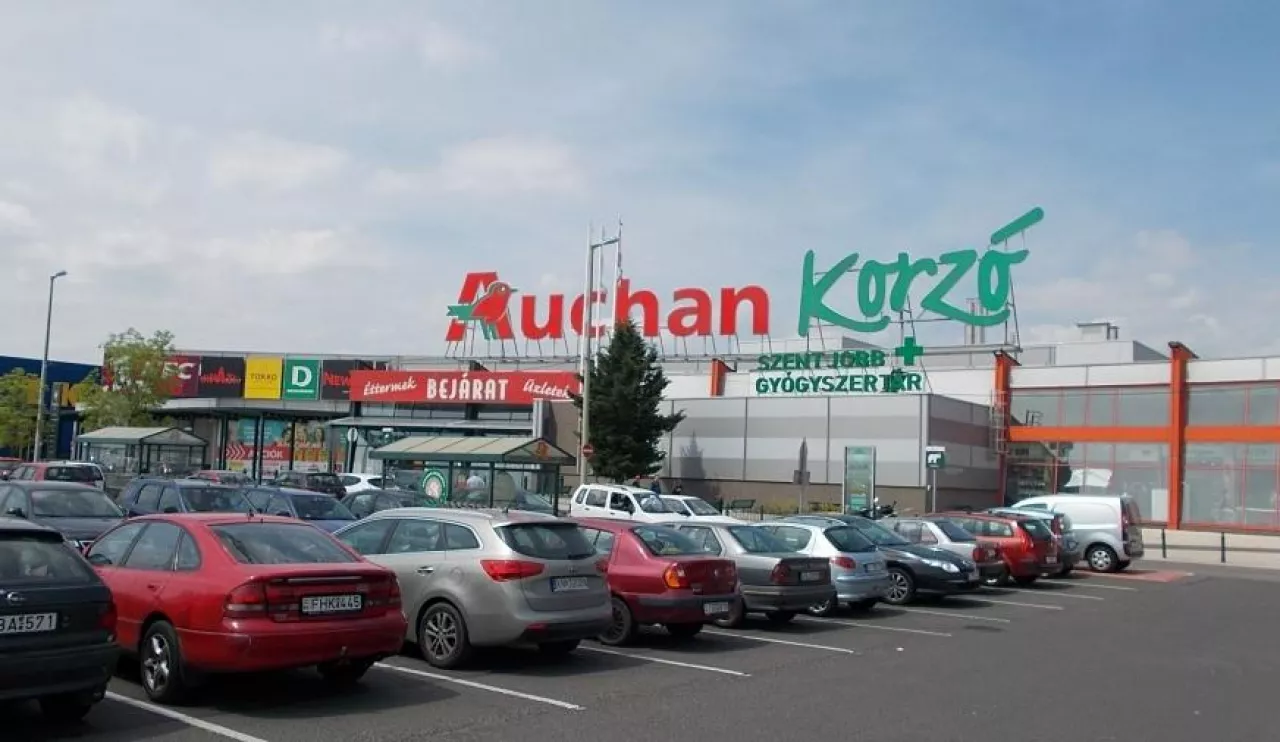 Auchan Corso w Budaors (By Globetrotter19 (Own work) [CC BY-SA 3.0 (http://creativecommons.org/licenses/by-sa/3.0)], via Wikimedia Commons)