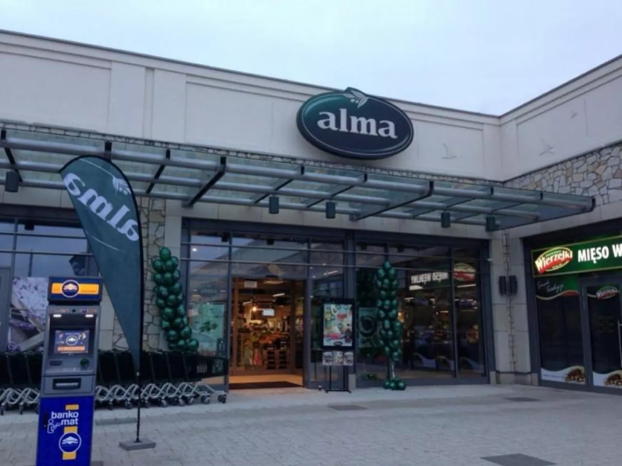 Na zdj. sklep sieci delikatesów Alma (fot. materiały prasowe)
