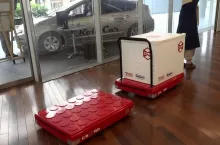 Robot CarriRo (YouTube, Kadr z filmu promocyjnego ZMP Inc. Cart robot「CarriRo（キャリロ）」 )