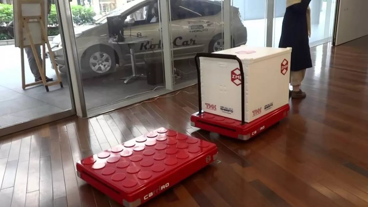 Robot CarriRo (YouTube, Kadr z filmu promocyjnego ZMP Inc. Cart robot「CarriRo（キャリロ）」 )