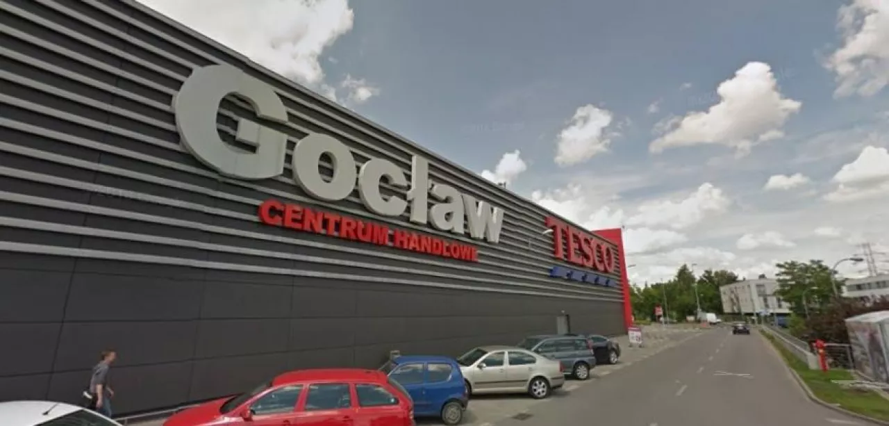 Na zdj. centrum handlowe Gocław, wraz ze sklepem Tesco (fot. Google Street View)
