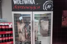 Szafa z dojrzewającą wołowiną w sklepie Carrefour (materiały własne)