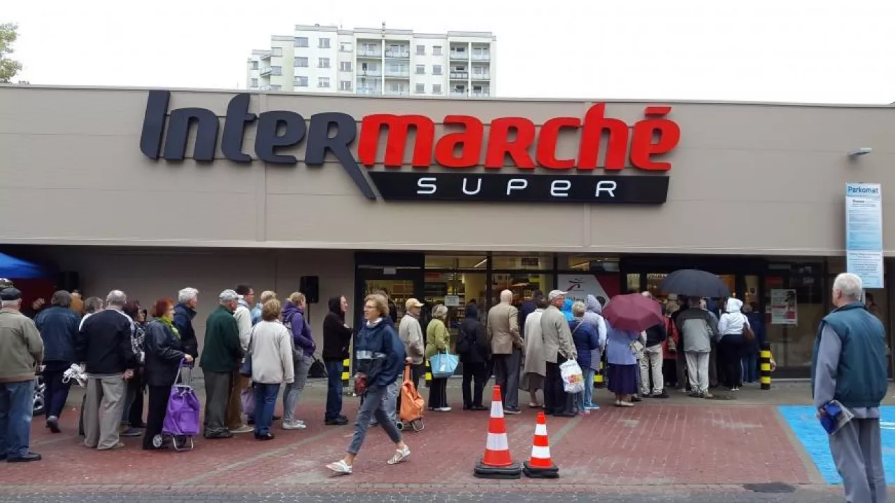 Na zdj. kolejka do pierwszego sklepu Intermarche w Warszawie (fot. wiadomoscihandlowe.pl)