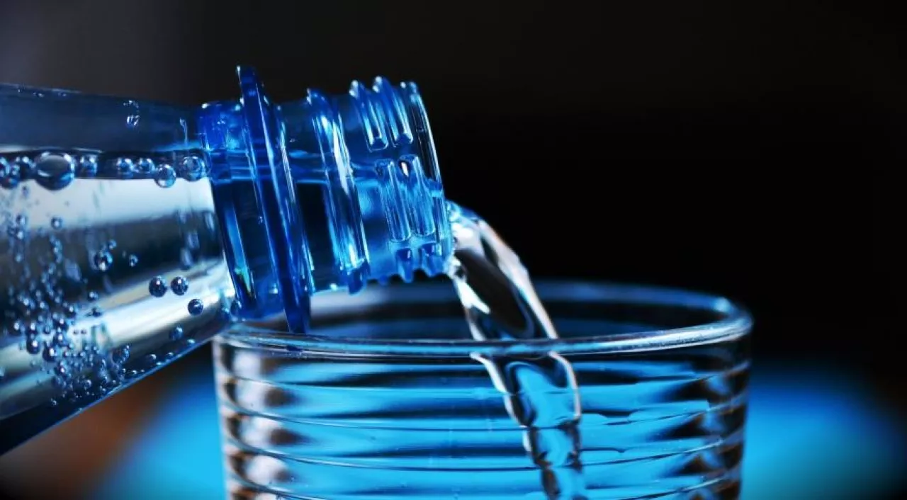 Za połowę produkcji Wosany odpowiada woda butelkowana (fot. Pixabay)