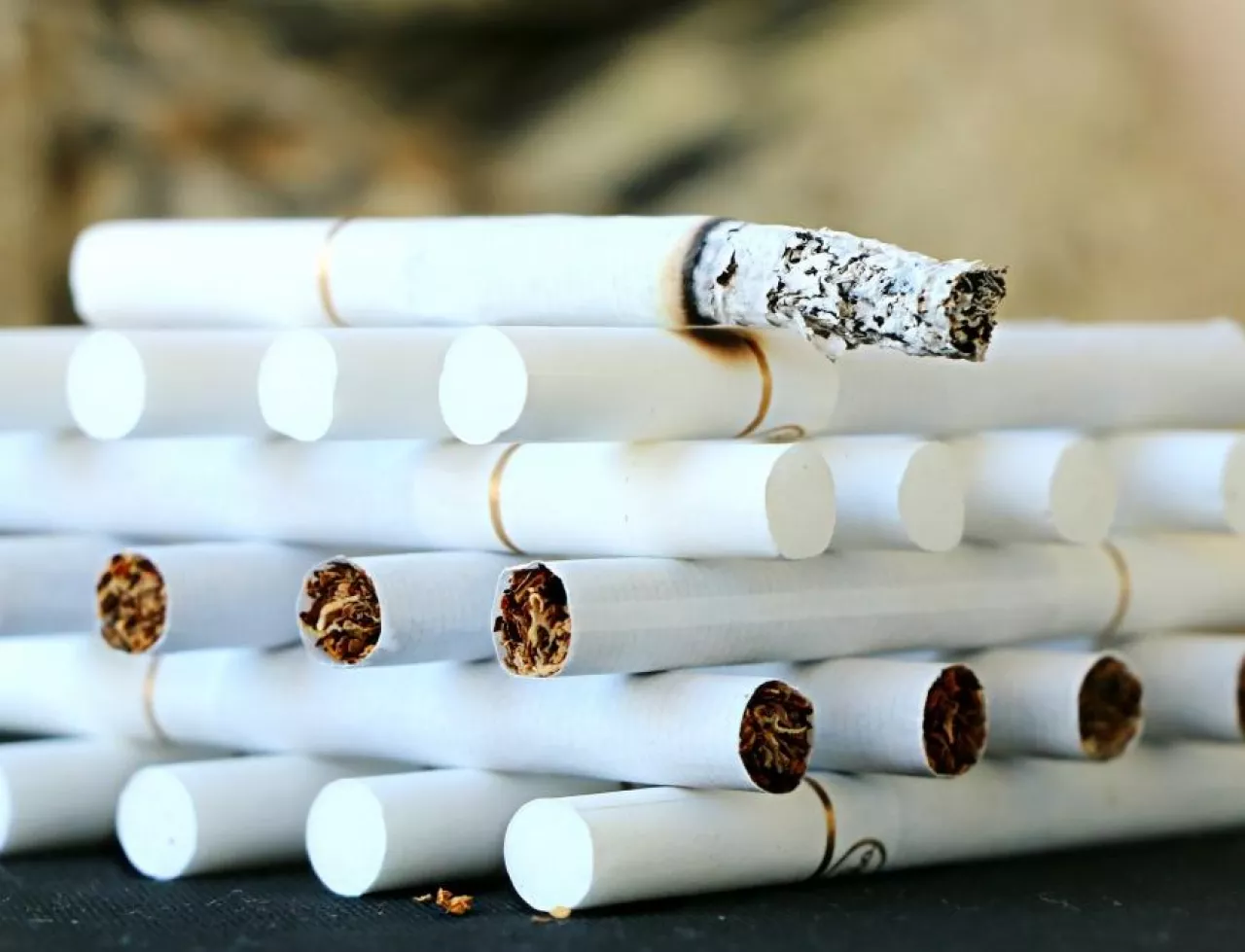 Na zabezpieczonych papierosach bez akcyzy Skarb Państwa straciłby ponad 8 mln zł (Pixabay CC0)
