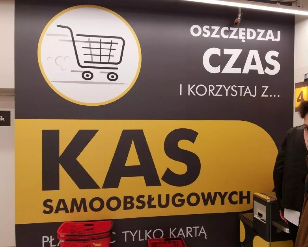 Na zdj. kasy samoobsługowe w warszawskim sklepie Biedronka (fot. wiadomoscihandlowe.pl)