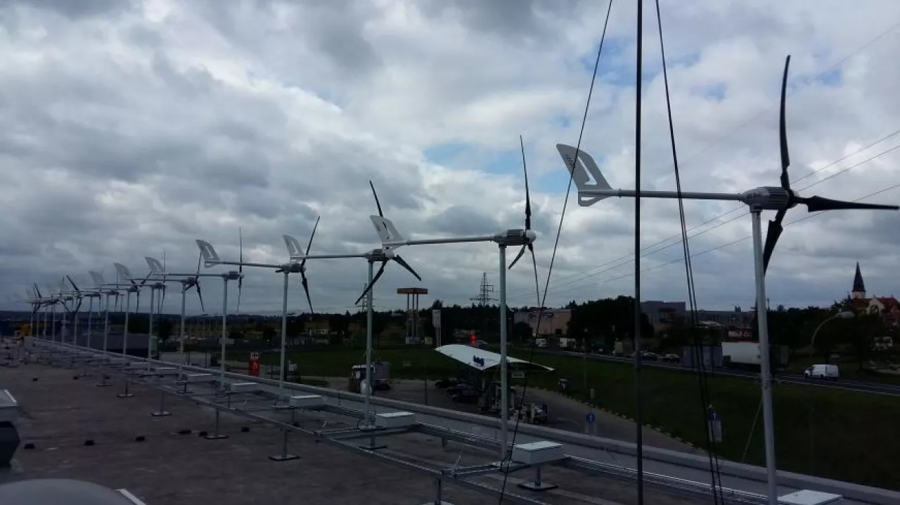 Carrefour Polska zamontował na dachu Galerii Słowiańskiej instalację wykorzystującą technologię fotowoltaiczną i wiatrową. (Carrefour Polska)