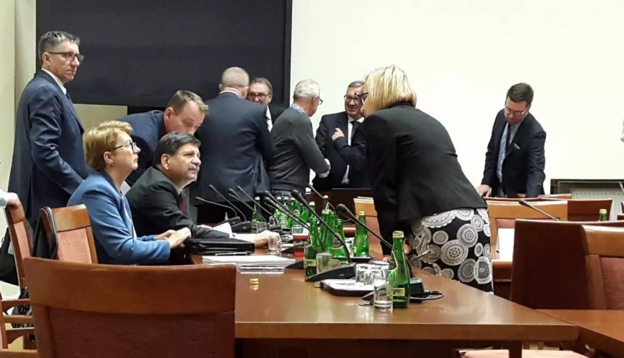Na zdj. ostatnie posiedzenie sejmowej podkomisji stałej ds. rynku pracy (fot. wiadomoscihandlowe.pl)