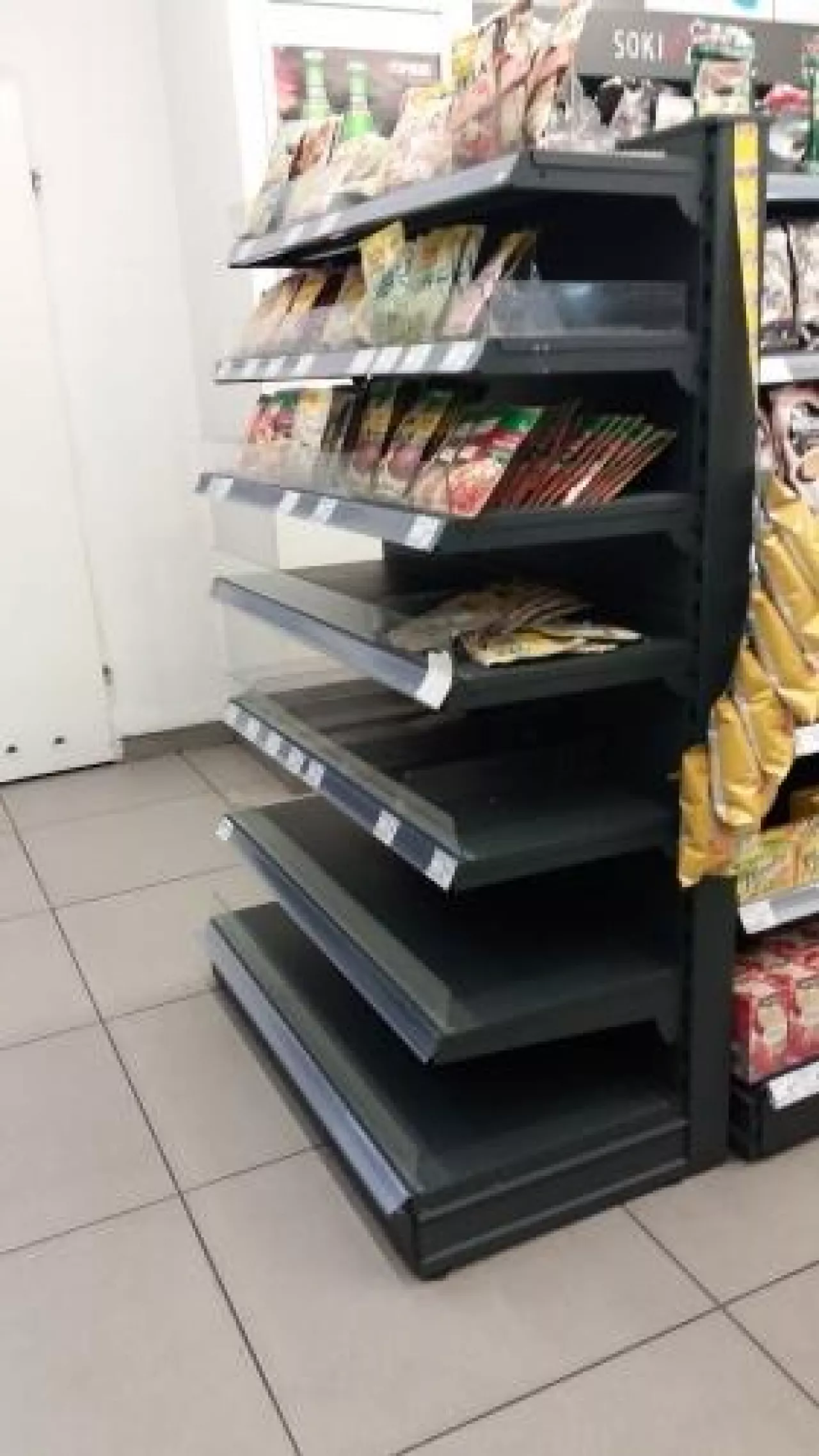 Na półkach sklepów sieci Małpa Express zrobiło się pusto (fot. wiadomoscihandlowe.pl)