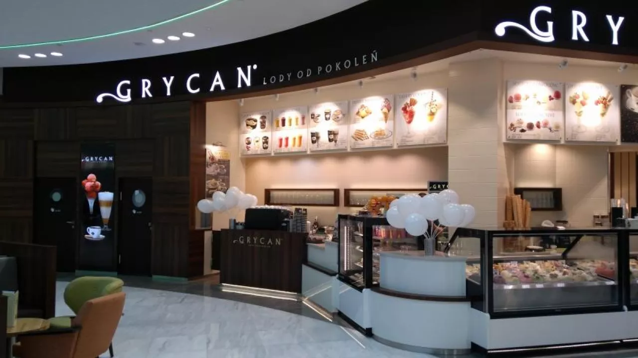 Najnowsza lodziarnio-kawiarnia firmy Grycan Lody od Pokoleń mieści się we wrocławskim centrum handlowym Wroclavia. To 9. punkt Grycana w tym mieście (Fot. Grycan Lody od Pokoleń)