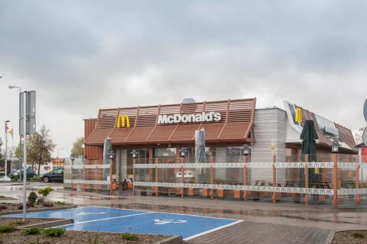 Restauracja McDonald’s przy skrzyżowaniu ulic Jana Pawła II i Bolesława Krzywoustego w Lęborku (McDonalds)
