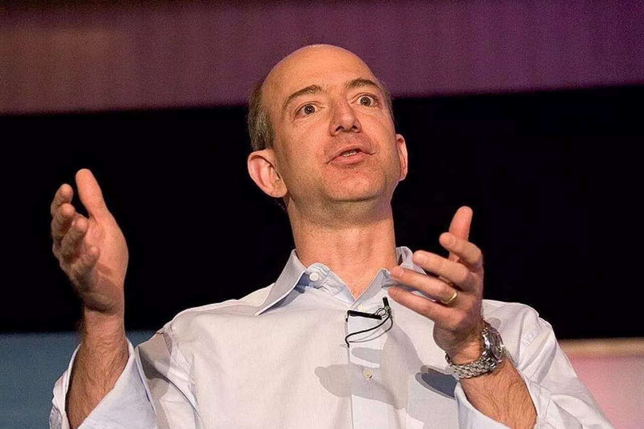 Jeff Bezos, szef firmy Amazon (By James Duncan Davidson from Portland, USA - Etech05: Jeff, CC BY 2.0, https://commons.wikimedia.org/w/index.php?curid=2576474)