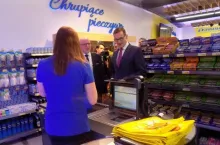 Na zdj. Mateusz Morawiecki na zakupach w sklepie PSH Lewiatan podczas Kongresu 590 (fot. PSH Lewiatan)