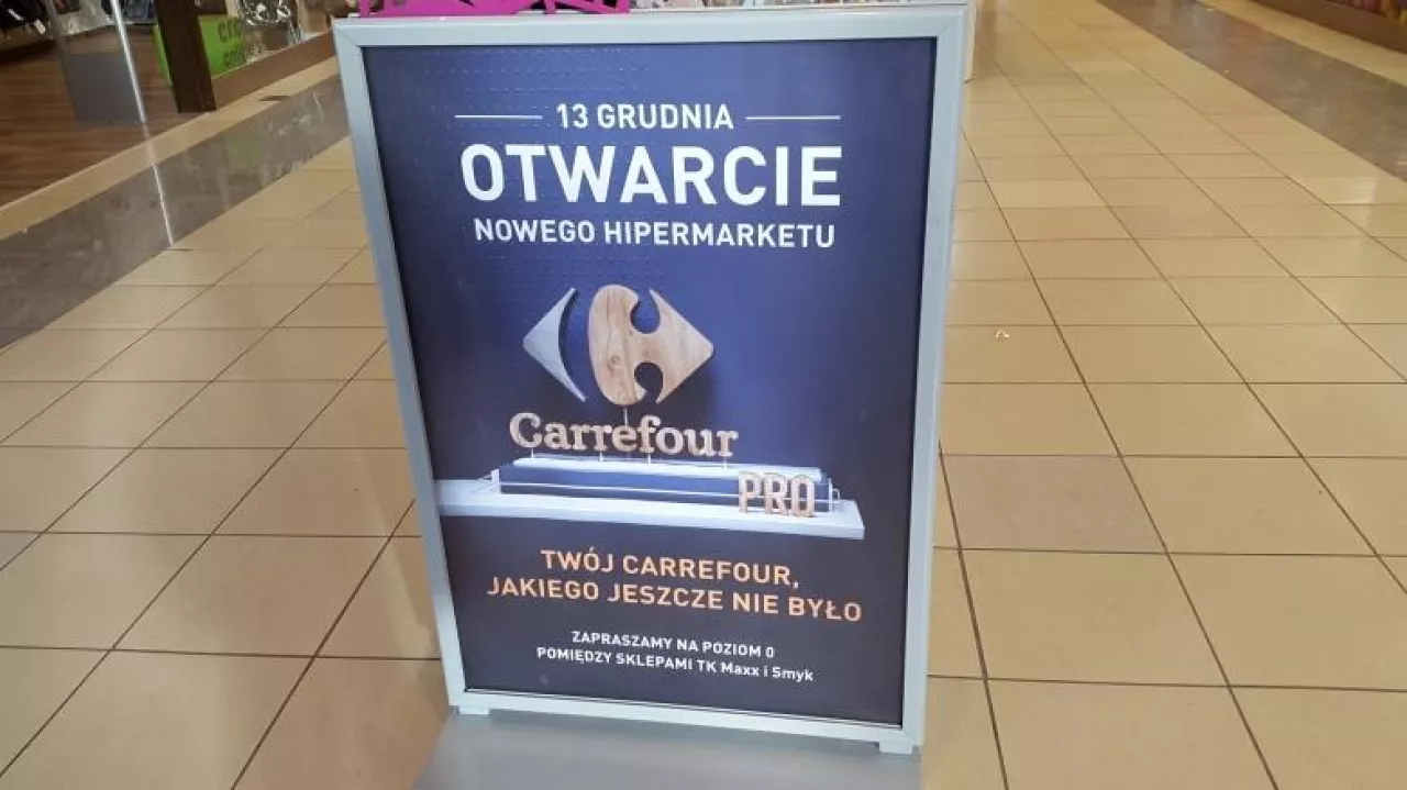Na zdj. Digital Wall w pierwszym w Polsce sklepie Carrefour Pro (fot. wiadomoscihandlowe.pl)