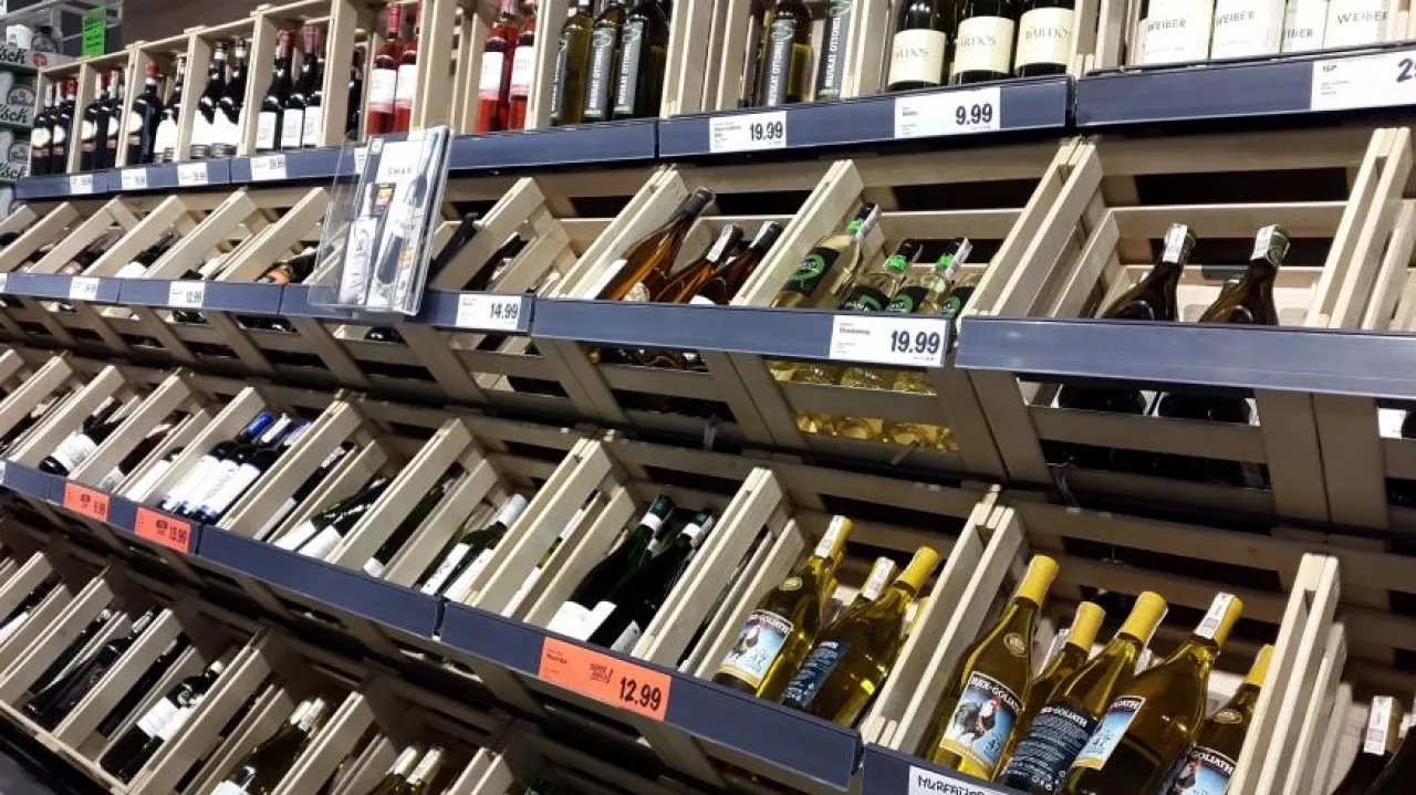 Na zdj. regały z winem w sklepie sieci Lidl (fot. wiadomoscihandlowe.pl)