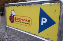 Za zakupy w Biedronce trwające dłużej niż godzinę trzeba będzie dodatkowo zapłacić, o ile pod sklep przyjedzie się autem (fot. wiadomoscihandlowe.pl)