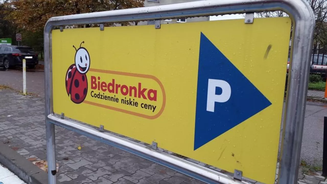 Za zakupy w Biedronce trwające dłużej niż godzinę trzeba będzie dodatkowo zapłacić, o ile pod sklep przyjedzie się autem (fot. wiadomoscihandlowe.pl)