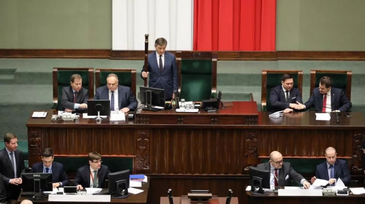 Na zdjęciu 55. posiedzenie Sejmu, podczas którego zakończono prace nad ustawą o niedzielnym handlu (fot. Kancelaria Sejmu/Rafał Zambrzycki, lic. CC BY-2.0)