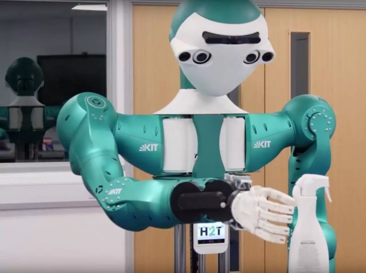 Robot ARMAR-6 firmy Ocado na razie potrafi niewiele, ale szybko się uczy (YouTube/Ocado Technology)