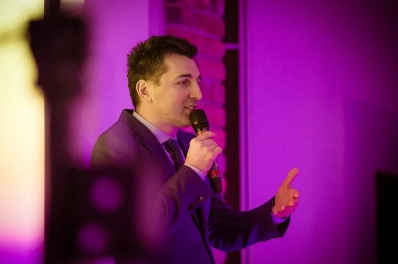 Konferencja firmy Cosmo Group dla drogerii. Artur Błażejewski właściciel firmy. (materiały prasowe/Cosmo Group)