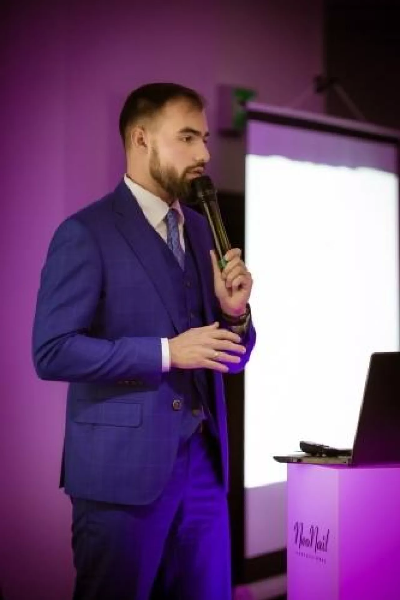Konferencja firmy Cosmo Group dla drogerii. Artur Błażejewski właściciel firmy. (materiały prasowe/Cosmo Group)