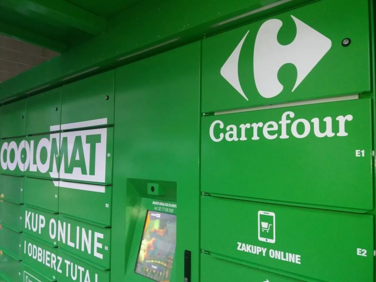Na zdj. Coolomat, w którym odbierać można zakupy spożywcze zrobione w e-sklepie sieci Carrefour (fot. wiadomoscihandlowe.pl)