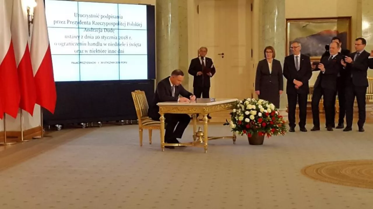 Prezydent Andrzej Duda podpisał ustawę o ograniczeniu handlu w niedziele (fot. wiadomoscihandlowe.pl)