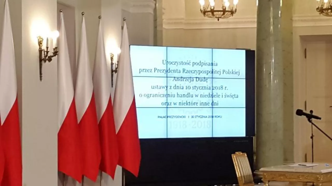 Uroczystość podpisania ustawy o ograniczeniu handlu w niedziele (fot. wiadomoscihandlowe.pl)