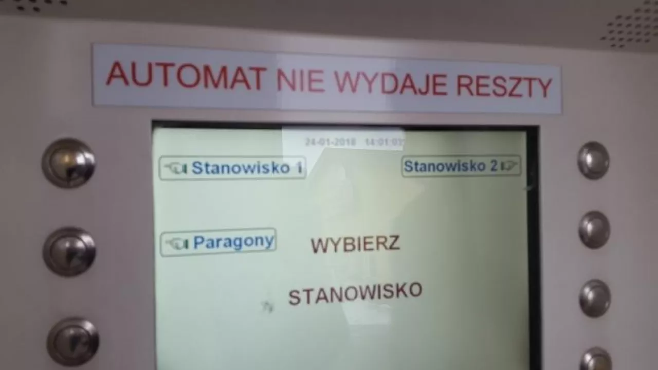 Stacja paliw przy sklepie Biedronka w podwarszawskim Płochocinie (fot. wiadomoscihandlowe.pl)