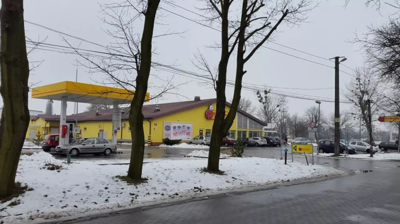 Na zdj. stacja paliw przy sklepie Biedronka w Płochocinie (fot. wiadomoscihandlowe.pl)